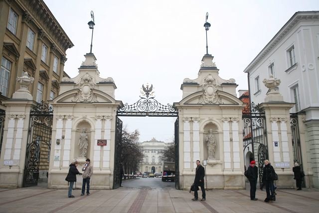 Na terenie kampusu Uniwersytetu Warszawskiego ogłoszono alarm bombowy