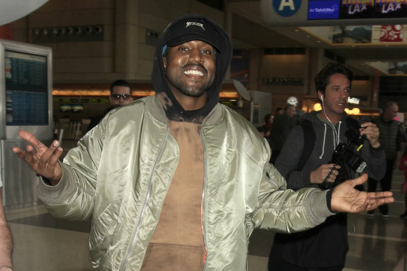 Kanye West zemścił się na nowym chłopaku Kim Kardashian Pete'ie Davidsonie w teledysku "Eazy".