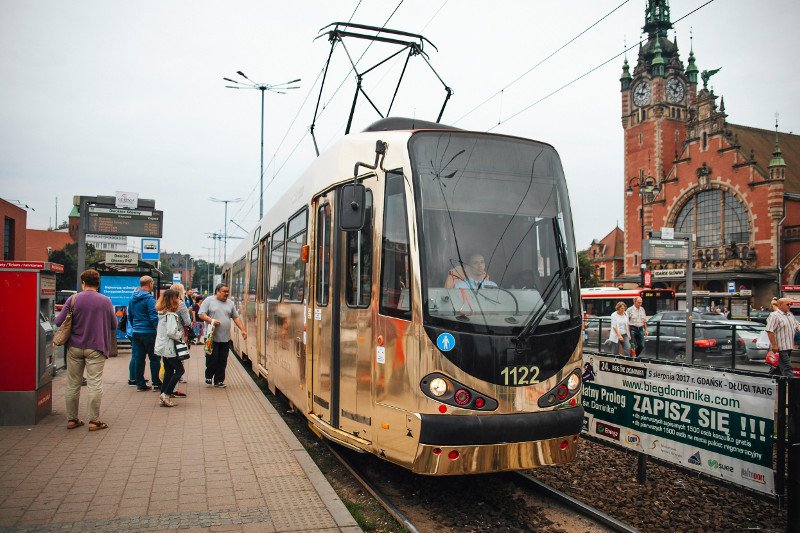 Radny Łukasz Hamadyk chce wprowadzić kampanię informującą o tym, że w brudnych ubraniach roboczych komunikacją miejską jeździć się nie powinno.