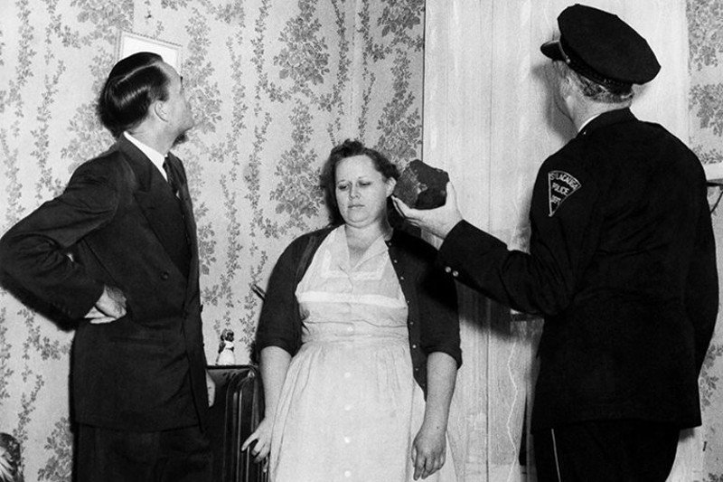 1954, Alabama, ważący prawie 4 kilogramy fragment meteorytu przebija dach domu