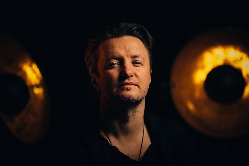 W World Orchestrze Grzecha Piotrowskiego grają artyście z całego świata.