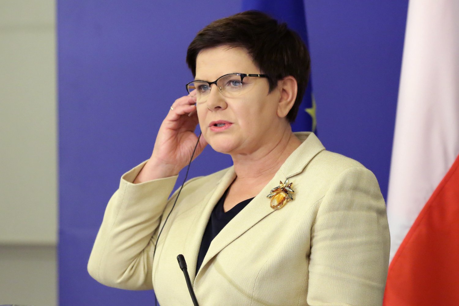 Beata Szydło z mikrofonem w uchu.