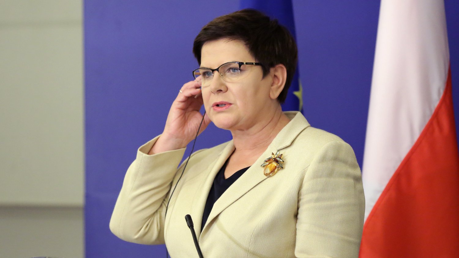Beata Szydło z mikrofonem w uchu.