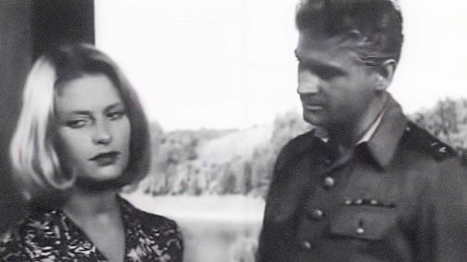 Beata Tyszkiewicz i Stanisław Mikulski w filmie "Skąpani w ogniu"