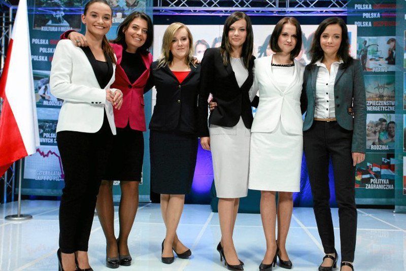 Ilona Klejnowska, Aleksandra Jankowska, Anna Krupka, Sylwia Ługowska, Anna Schmidt i Magdalena Żuraw w siedzibie PiS przy Nowogrodzkiej w 2011 r. Na konferencji zabrakło siódmego "Aniołka" – Magdaleny Wiciak.