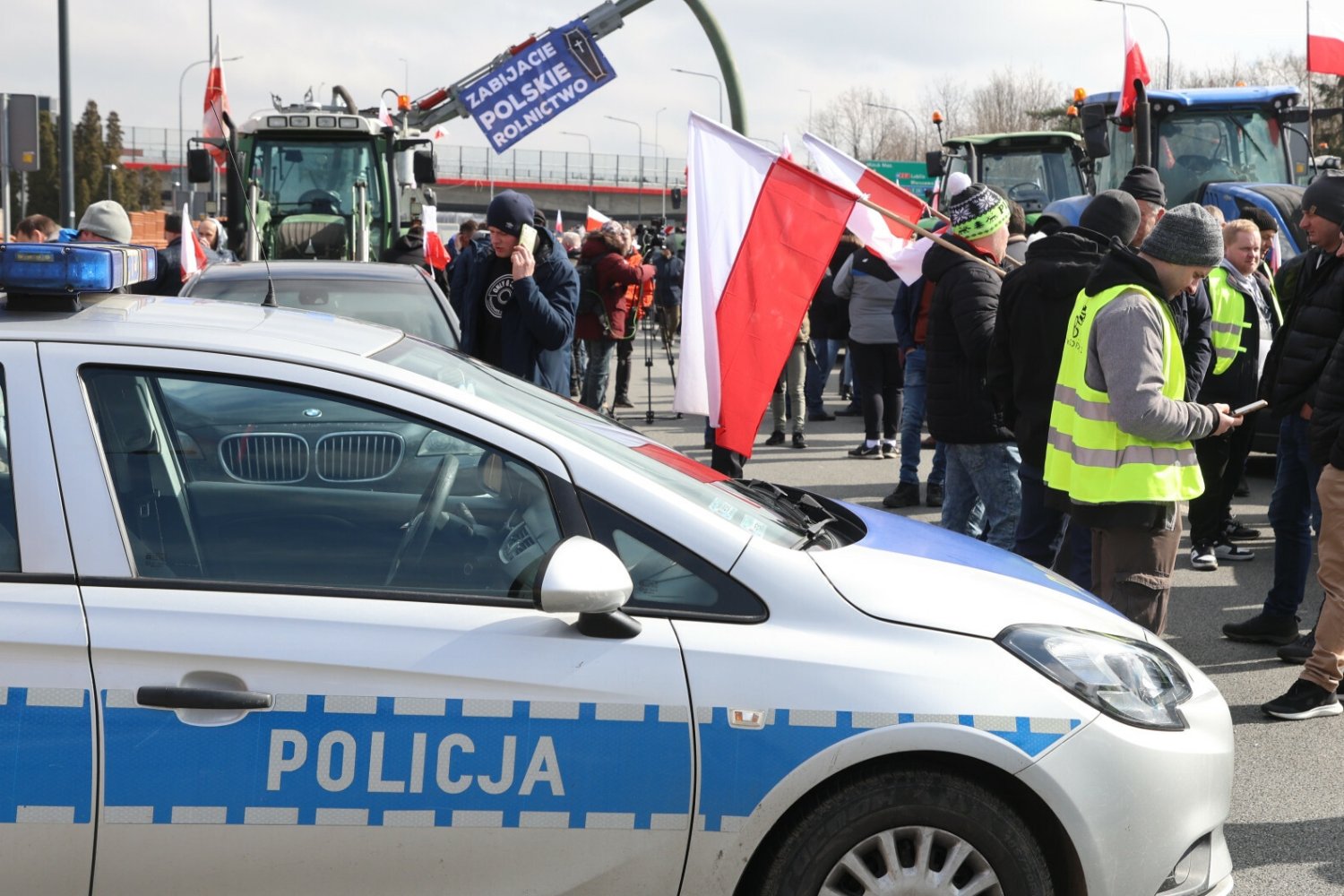 Protesty rolników. Ksiądz miał chcieć wjechać w człowieka na przejściu.