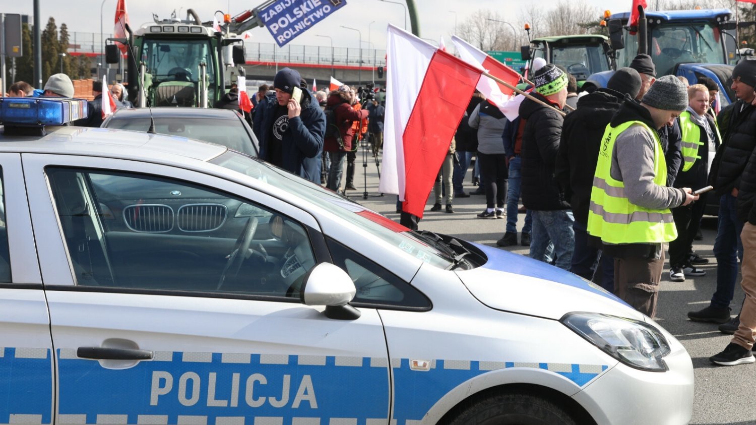 Protesty rolników. Ksiądz miał chcieć wjechać w człowieka na przejściu.