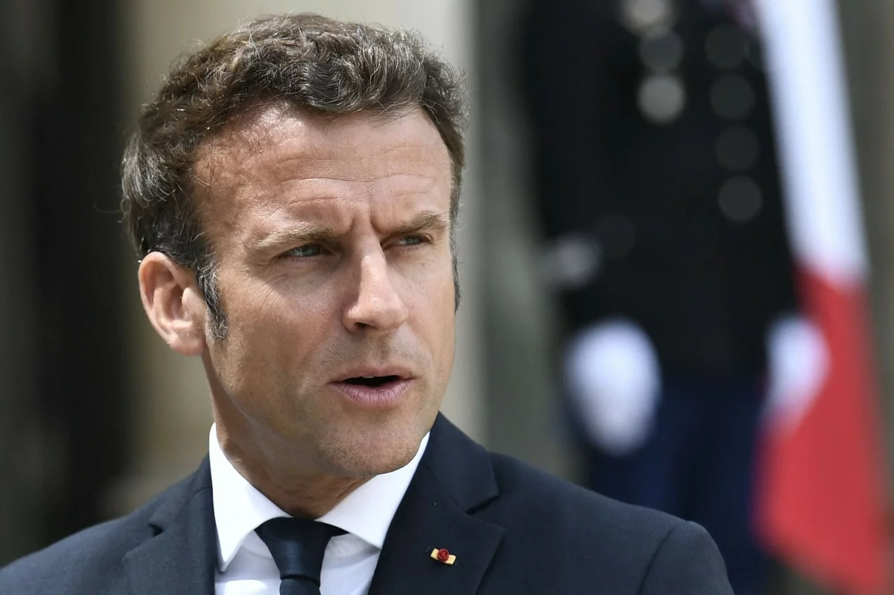 Emmanuel Macron mówi o konieczności negocjacji pokojowych z Rosją.