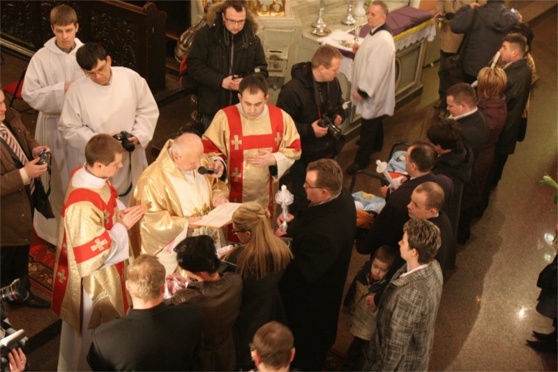 To klasyczny chrzest. Bez przymusu i przekupstw – z wyboru. Obecnie jednak rośnie trend płacenia za ten sakrament. I nie, nie księdzu, rodzicom.