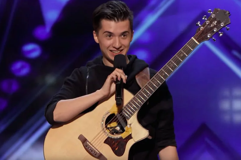 Marcin Patrzałek zachwycił jurorów w amerykańskim "Mam talent". Chłopak oczarował wszystkim swoim gitarowym występem.