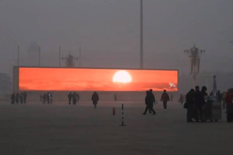 W Pekinie władze ustawiły telebimy, na których pokazano wschód słońca. Nie widać go przez smog.