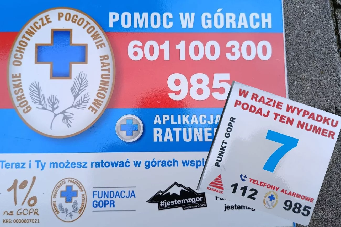 nowe oznakowania na szlakach w karkonoszach zawierające numer ratunkowy i numer stanowiska