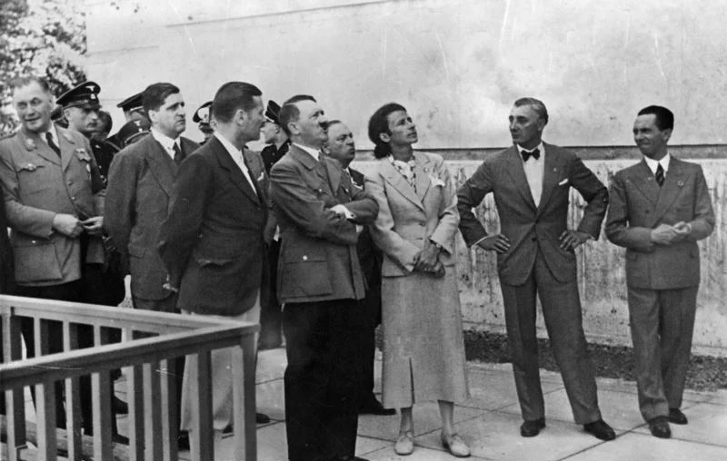 Gerdy Troost w towarzystwie Hitlera zwiedza Dom Niemieckiej Sztuki w Monachium, 1937.