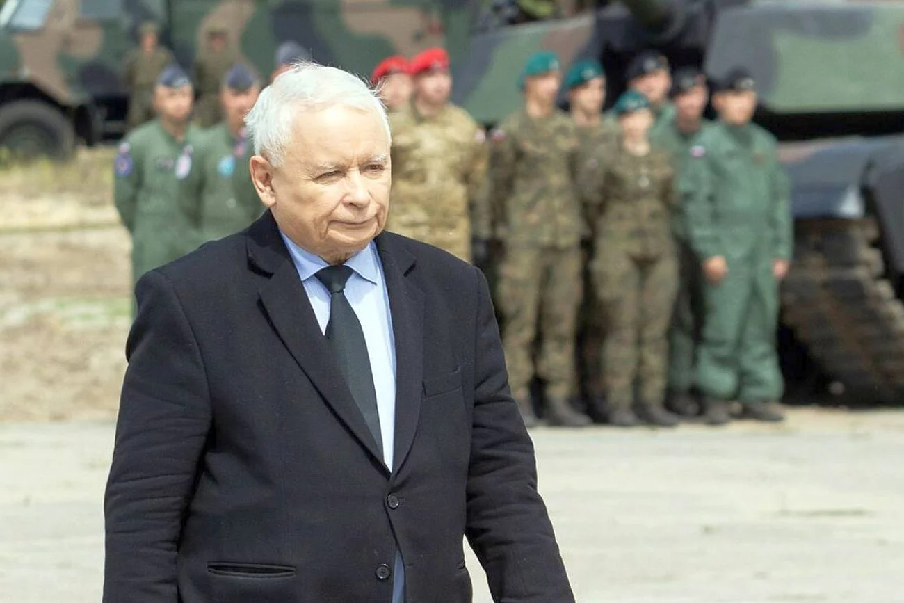 Zdaniem Kaczyńskiego nie można wysyłać polskich żołnierzy do Ukrainy. 3 lata temu sam to proponował Zdaniem Kaczyńskiego nie można wysyłać polskich żołnierzy do Ukrainy. 3 lata temu sam to proponował