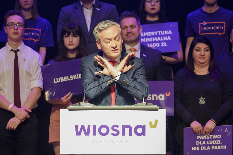 Robert Biedroń uważa obietnice PiS za przeterminowane.