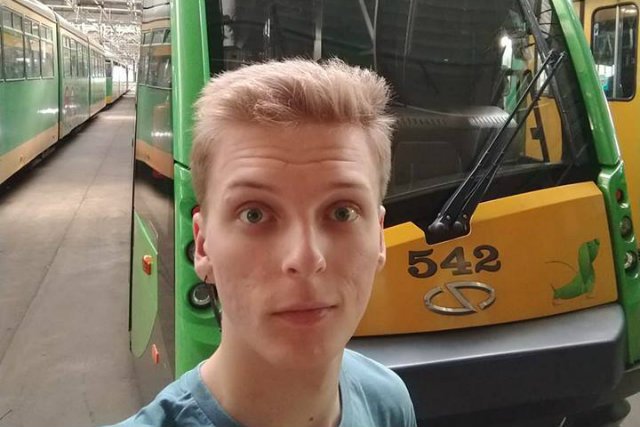 Aleksander Gajewski to motorniczy z Poznania, który jest gejem. Zapowiada w ramach protestu jazdę z tęczową chorągiewką.