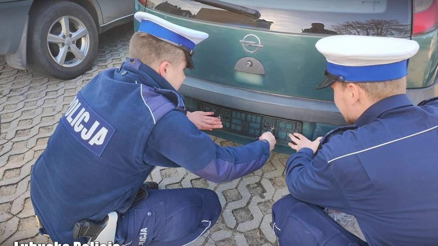 Policjanci drogowi w Żaganiu pomogli kobiecie zamontować tablice rejestracyjne.