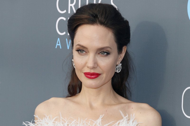 Angelina Jolie rozstała się w tym roku z Bradem Pittem.