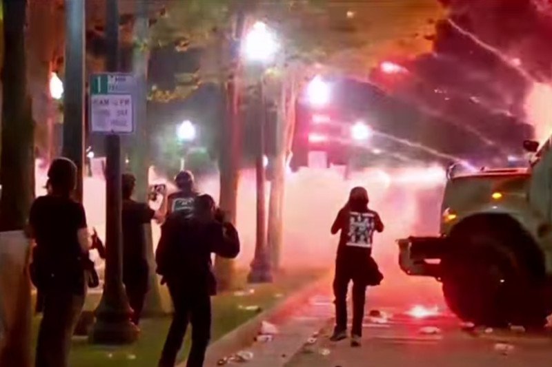 Zamieszki w Kenoshy w stanie Wisconsin po tym, jak policja postrzeliła czarnoskórego Jacoba Blake'a.