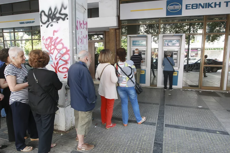 Przed bankomatem w Salonikach, 27 czerwca