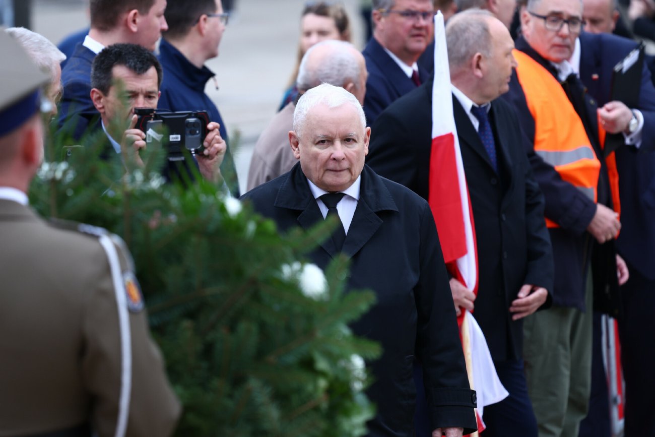 Jarosław Kaczyński zabrał wieniec. Jest zawiadomienie na policję