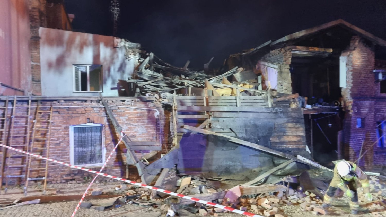 Wybuch w domu w Chełmży, dwie osoby w ciężkim stanie trafiły do szpitala
