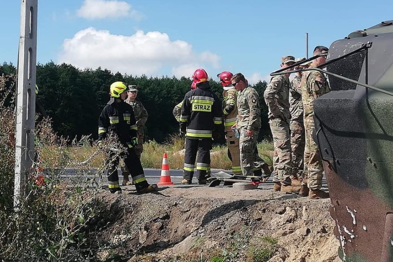 Cysterna należąca do amerykańskiego wojska wpadła do rowu.