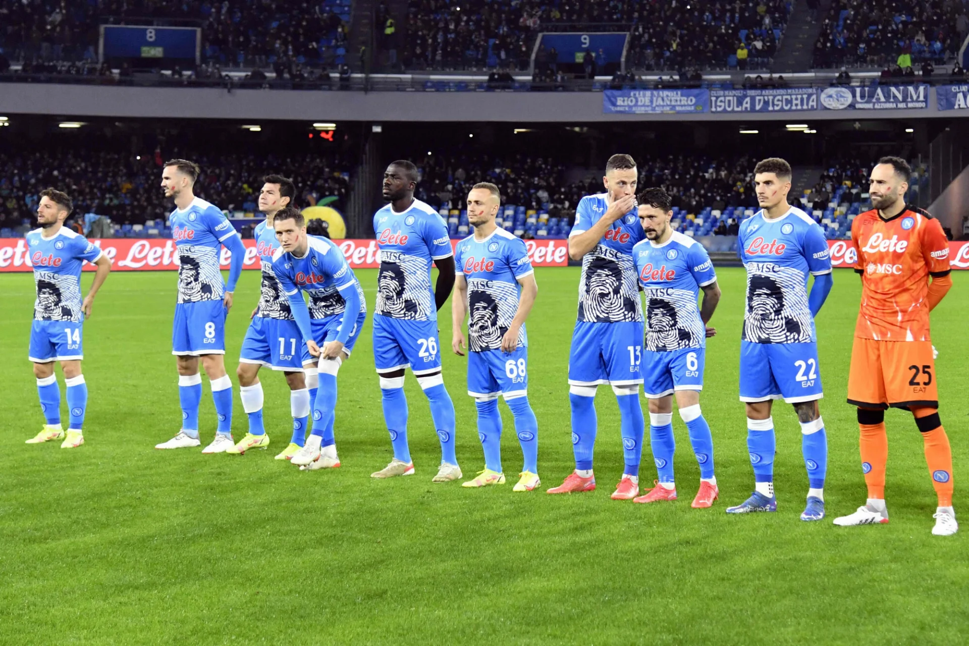 Piłkarze SSC Napoli w okolicznościowych koszulkach upamiętniających Diego Armando Maradonę