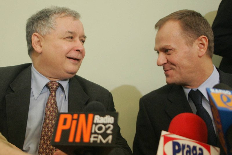 Na zdjęciu dwaj byli premierzy, Jarosław Kaczyński i Donald Tusk. Fotografia pochodzi z początku 2006 r., gdy toczyły się rozmowy o powołaniu wspólnego rządu PO i PiS. Zakończyły się one fiaskiem.