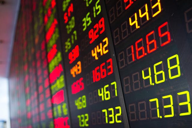 Młodzi emigrują, by odrobić długi. Dyrektor dużego biura maklerskiego zdradza ciemną stronę grania na foreksie