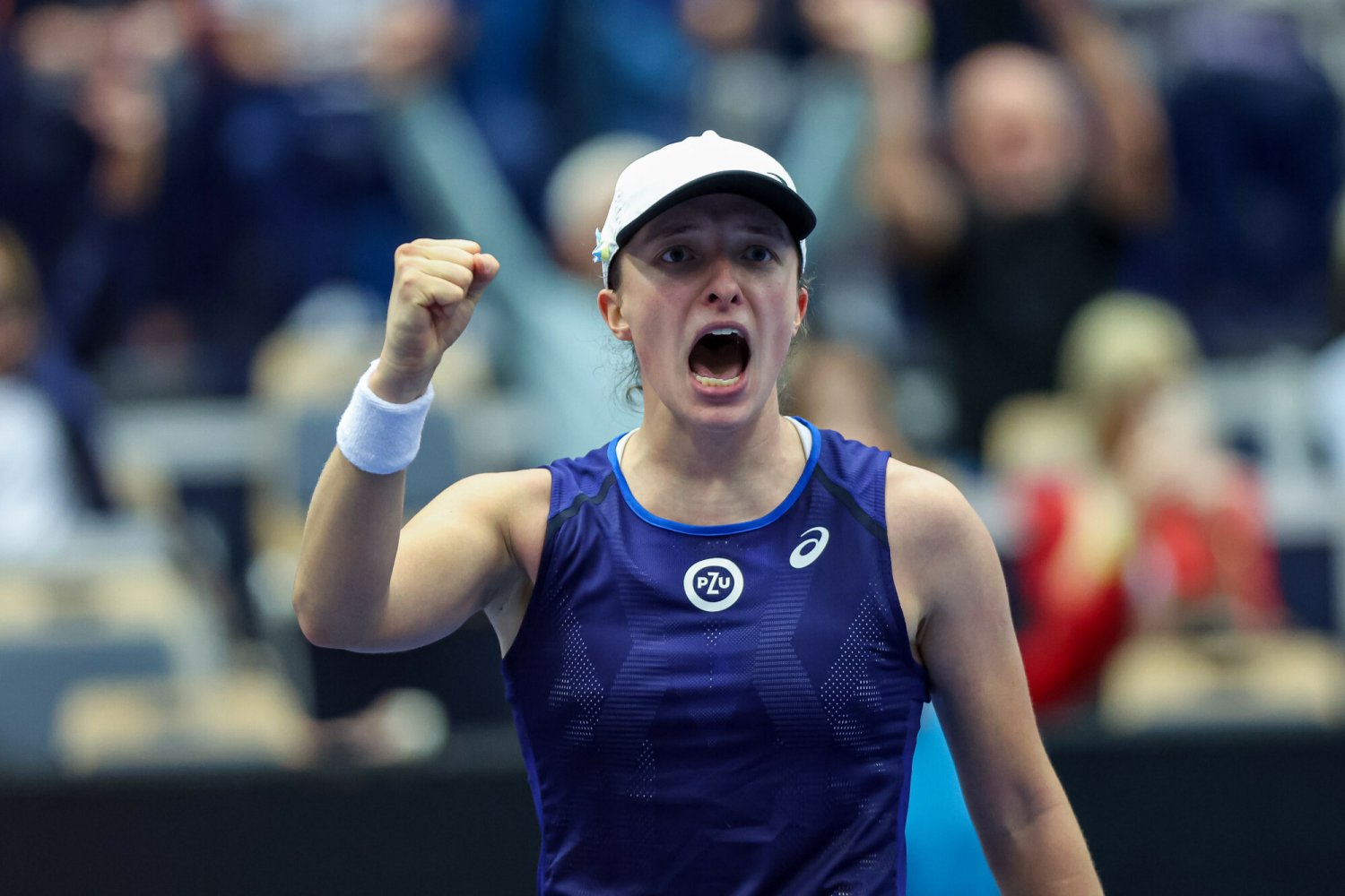 Iga Świątek wygrała zażarty bój z Rosjanką. 21-latka ma finał i znów pisze historię