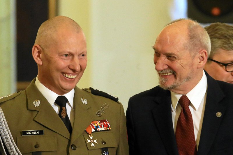 Gen. Mirosław Różański i minister obrony narodowej Antoni Macierewicz w Pałacu Prezydenckim w lutym 2017 r. podczas wręczenia nominacji na stanowisko Dowódcy Generalnego Rodzajów Sił Zbrojnych gen. Jarosławowi Mice.