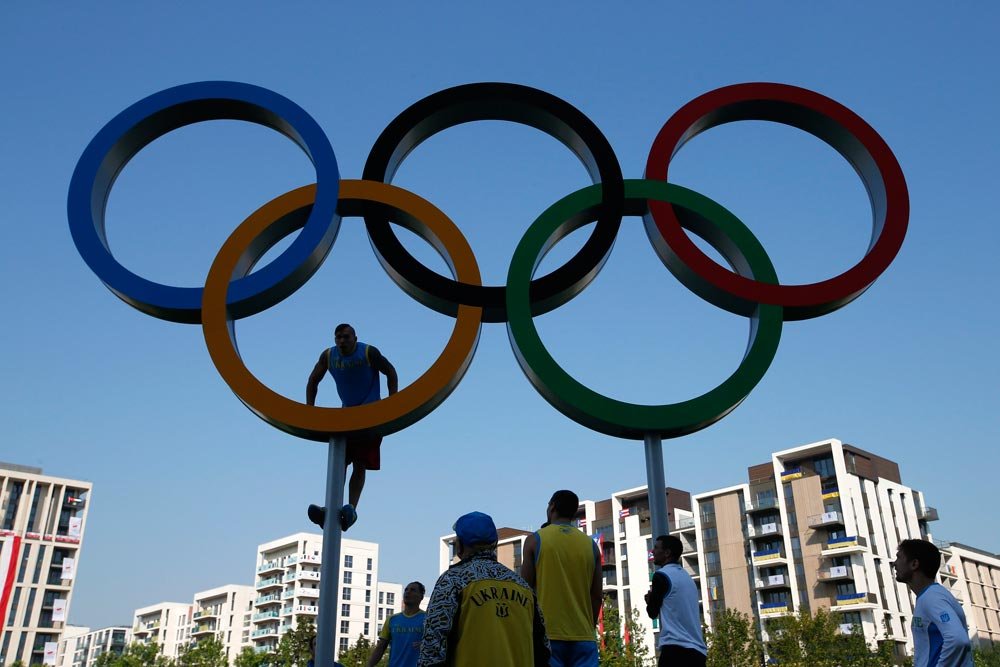 Ukraińscy olimpijczycy przed wioską olimpijską w Londynie