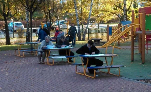 Wybory samorządowe 2018. OKW nr 620, ul. Lokajskiego, Warszawa Ursynów, wyborcy wychodzą z lokalu z
kartami wyborczymi na plac zabaw, żeby je wypełnić, ze względu na tłok w lokalu i niedostatek miejsc do tajnego głosowania.