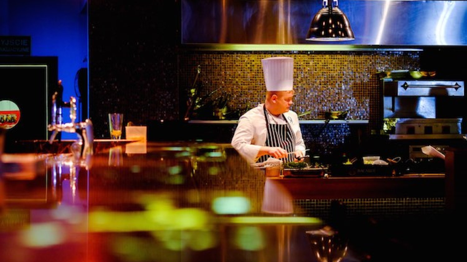 Restauracja 99 to miejsce, które polecamy na wyjątkowy wieczór. Jana Pawła II 23, Warszawa