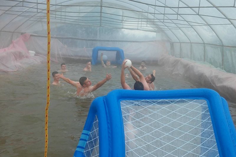 Aquafoling! Młodzi z Warszewa zrobili sobie basen w szklarniowym tunelu. Do tego stworzyli drużynę waterpolo. Wystarczyło tylko trochę foli. No i woda...