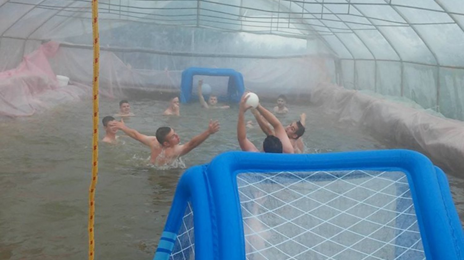 Aquafoling! Młodzi z Warszewa zrobili sobie basen w szklarniowym tunelu. Do tego stworzyli drużynę waterpolo. Wystarczyło tylko trochę foli. No i woda...