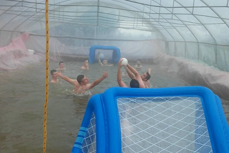 Aquafoling! Młodzi z Warszewa zrobili sobie basen w szklarniowym tunelu. Do tego stworzyli drużynę waterpolo. Wystarczyło tylko trochę foli. No i woda...