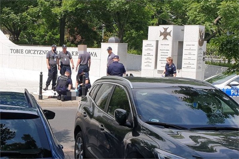 Pod Sejmem podpalił się mężczyzna.