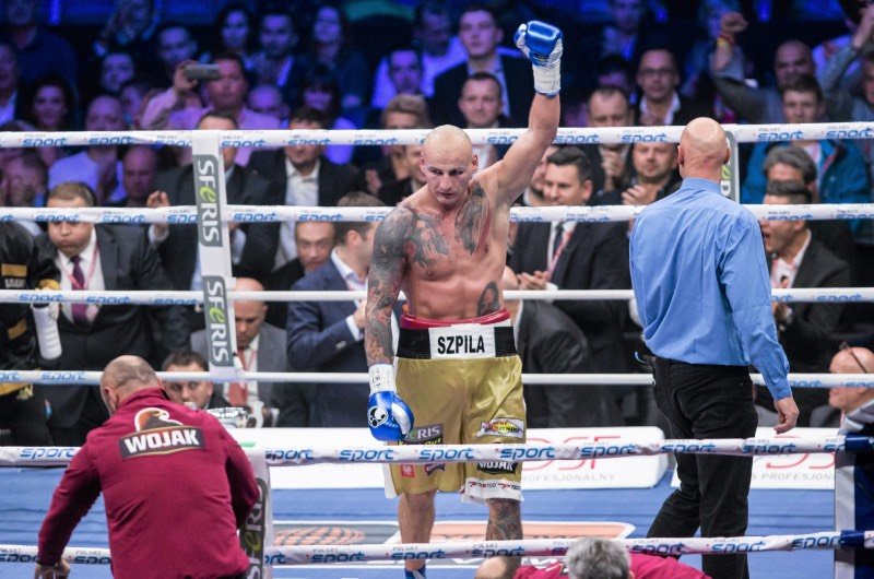 Szpilka po wygranym pojedynku z Tomaszem Adamkiem w 2014 roku. Szpilka-Różański. Komentarz Borka.