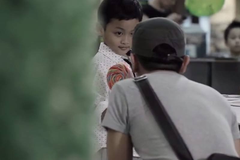 Mężczyzna niezauważenie rozdawał dzieciom lizaki