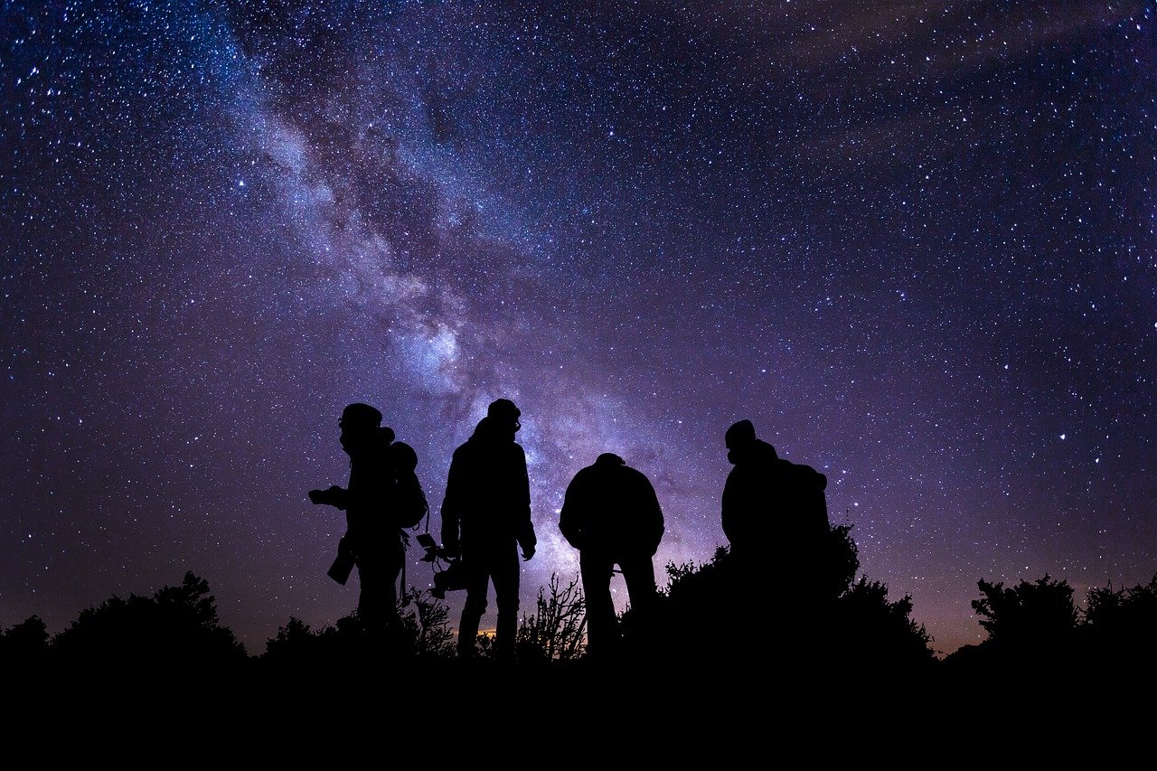 Niebo w czerwcu 2020: zaćmienie Słońca i Księżyca, truskawkowa pełnia i astronomiczne lato.