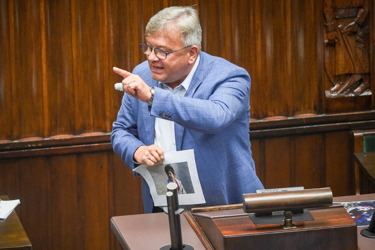 Artur Łącki podczas przemówienia na mównicy sejmowej.