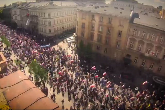 Dziennikarze gazety.pl policzyli demonstrantów w Alejach Ujazdowskich z dokładnością do trzech tysięcy