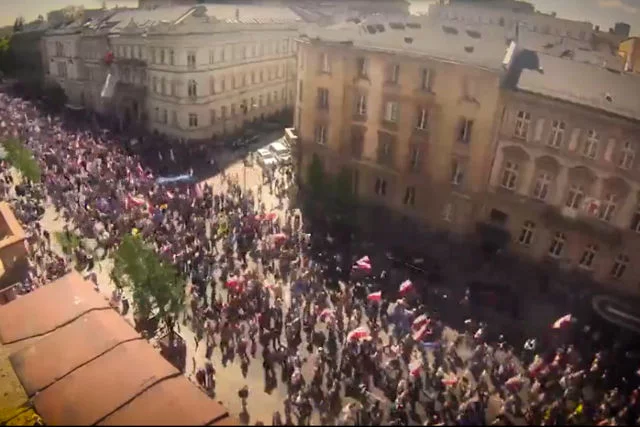 Dziennikarze gazety.pl policzyli demonstrantów w Alejach Ujazdowskich z dokładnością do trzech tysięcy