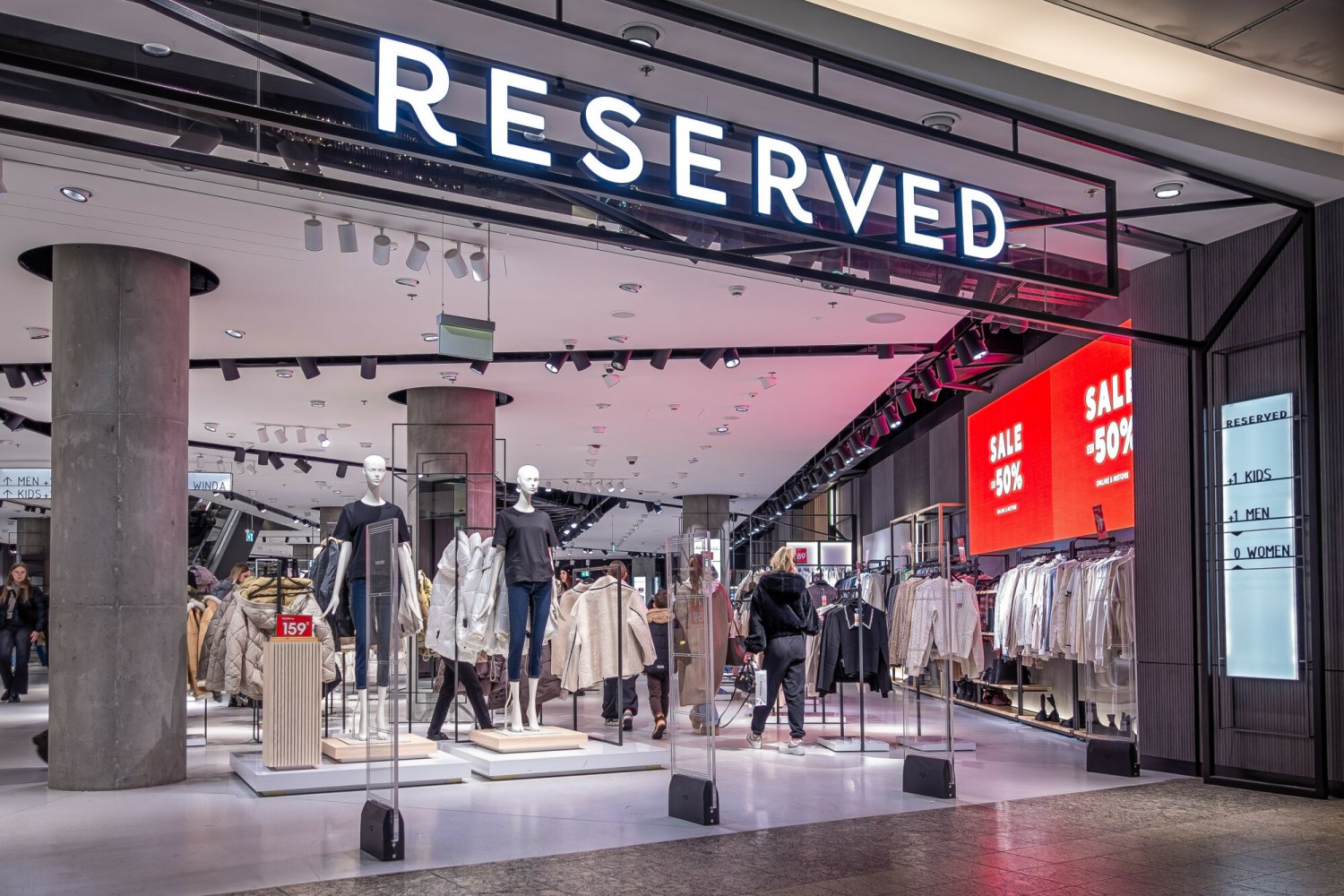 Mega wyprzedaż w Reserved. Kurtki, czapki, sukienki i nie tylko przecenione o ponad 50 proc.