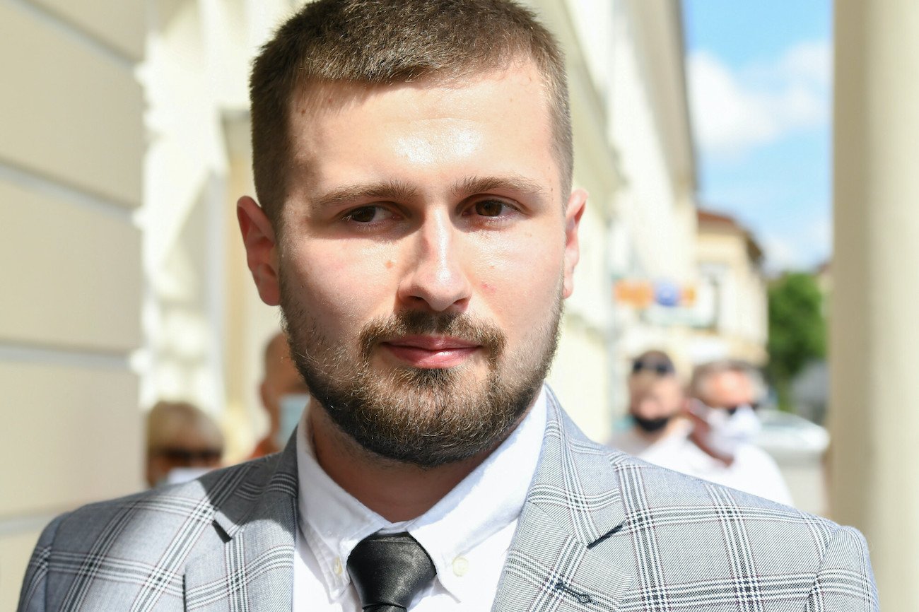 Sebastian Kościelnik miał niespełna 21 lat, gdy jako kierowca seicento uczestniczył w zderzeniu z kolumną ówczesnej premier Beaty Szydło. Mija 5 lat od wypadku, ale mimo to nadal nie zapadł prawomocny wyrok wskazujący winnego kraksy.