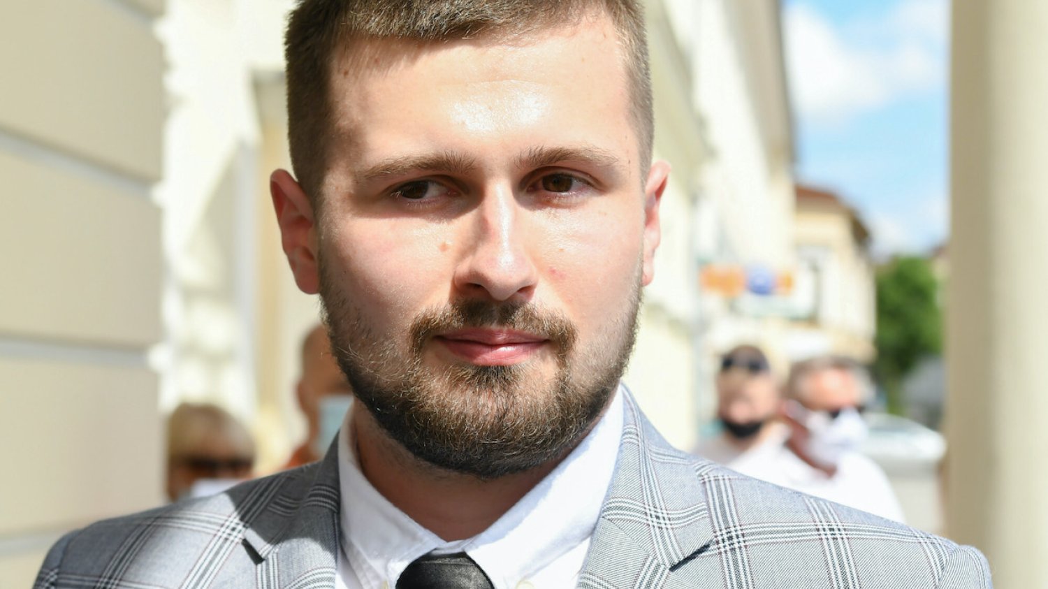 Sebastian Kościelnik miał niespełna 21 lat, gdy jako kierowca seicento uczestniczył w zderzeniu z kolumną ówczesnej premier Beaty Szydło. Mija 5 lat od wypadku, ale mimo to nadal nie zapadł prawomocny wyrok wskazujący winnego kraksy.