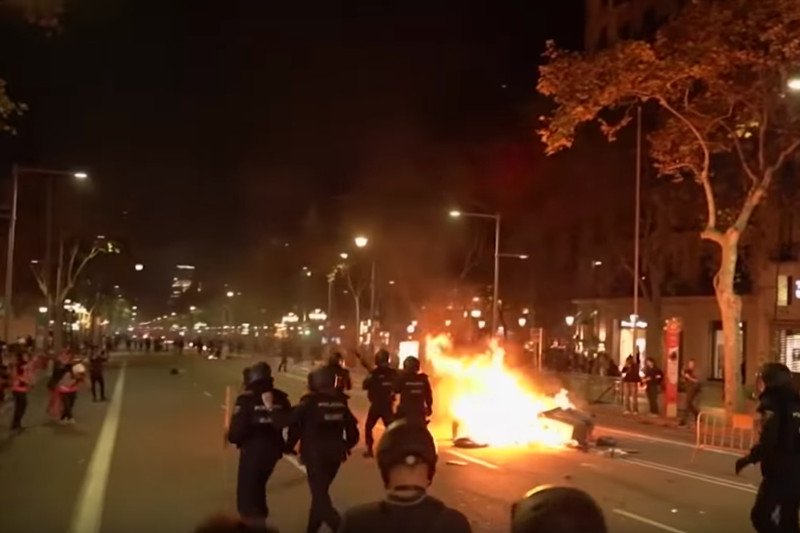 Kolejna noc zamieszek w Barcelonie. To efekt ogłoszenia wyroków sądowych dla 9 katalońskich separatystów.