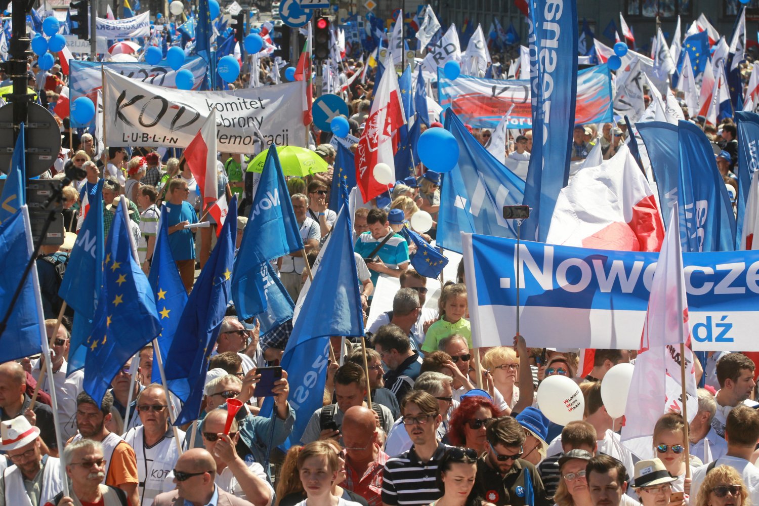 Manifestujący na Marszu Wolności w Warszawie